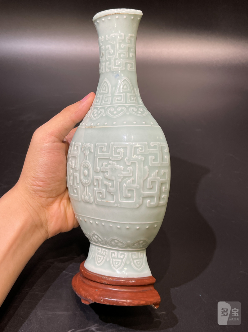 清乾隆 粉青釉模印如意夔龙纹壁瓶 - 图4